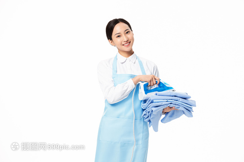 家政服務女性熨燙衣服